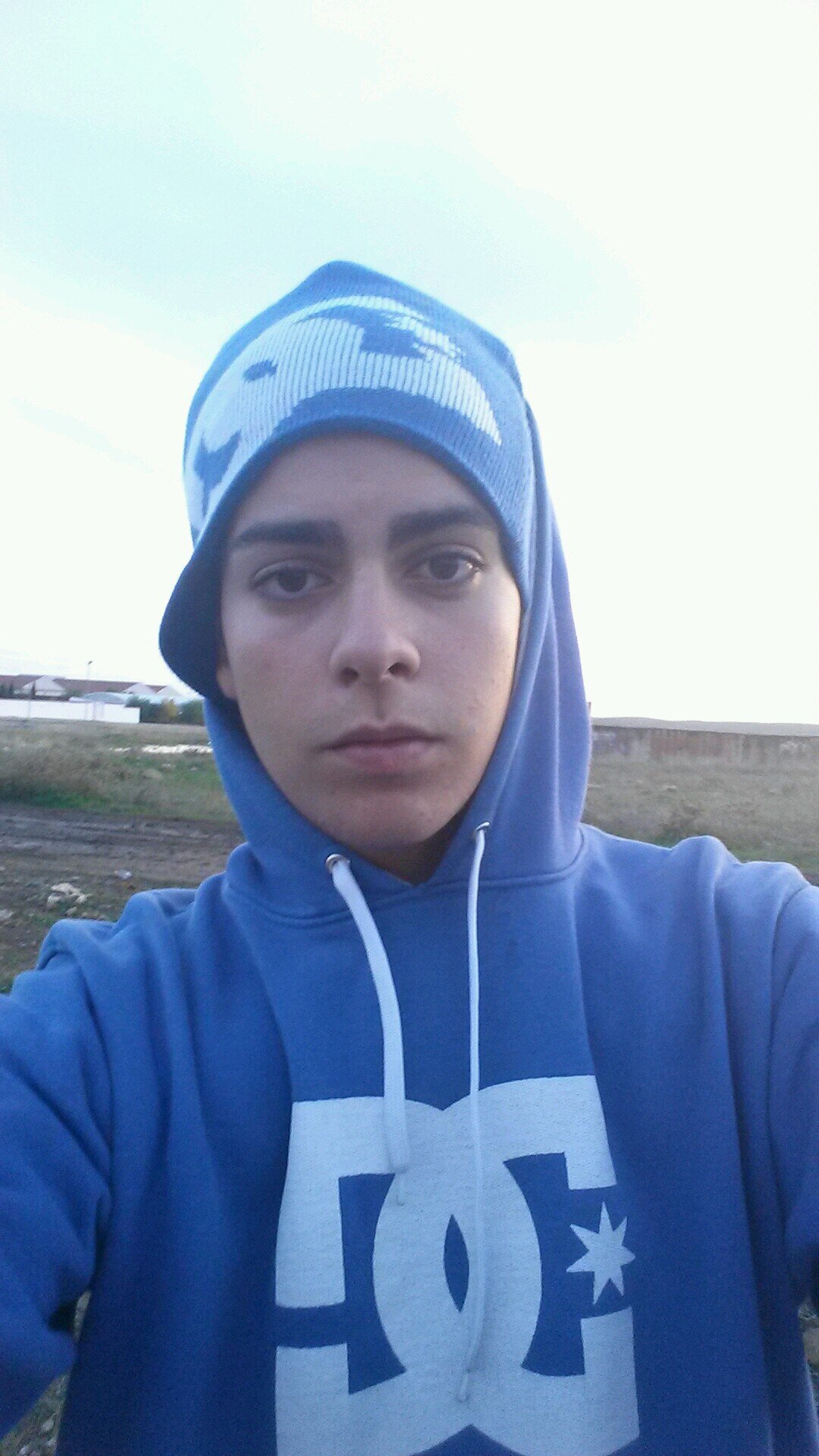 Vivir es fácil con los ojos cerrados, no olvides tu historia ni tu destino. Si puedo vivo en el reino de la noche. ven juzgame y te sorprenderas