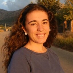 La vida es demasiado corta como para fijarse de lo que digan o hablen de ti, así que divierte dándoles de que hablar. ∞