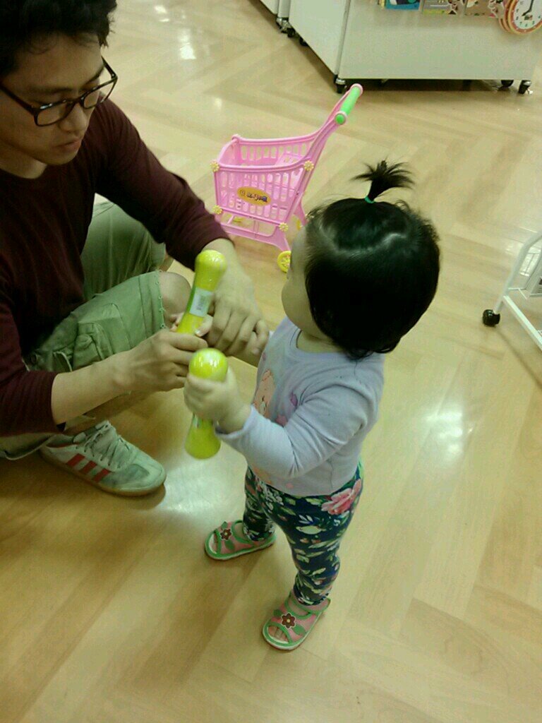 love wife & daughter. like movies & swimming. 정정훈.
