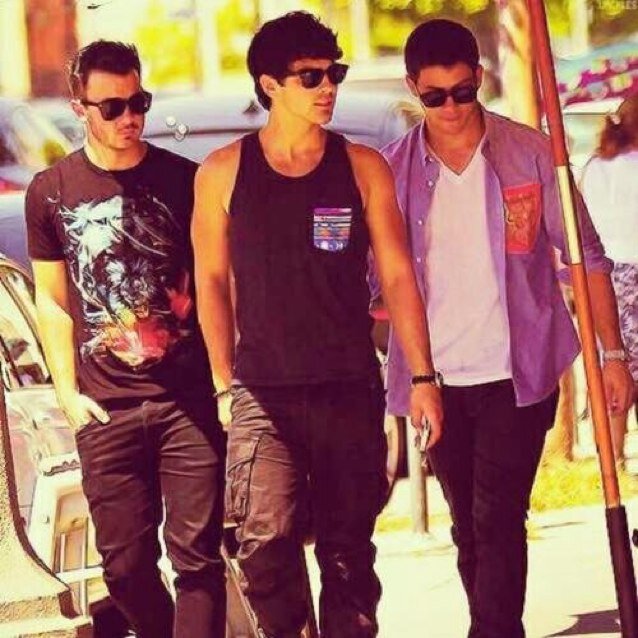 «Jonas Brothers and Mikey Deleasa» @mikeydeleasa liked me 6 pics on instagram. @BigRobisforReal wish me a happy birthday 15/09/13