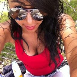 & Cuando siento que no existe mas que hacer que huir de aquí, me aferro a continuar, POR TI (: ♥'.
