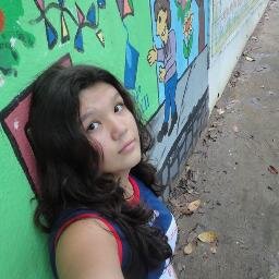 amo ler( principalmente distopias , e mitologia) , amo chocolate ,cookies , pizza , filmes e amigos nem sempre nessa ordem .. na maioria tudo misturado
