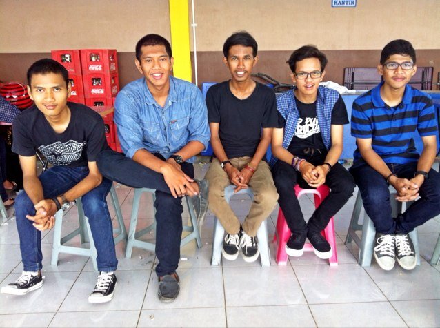 Kids : @arepsxn (vocal) @ciqomuttaqien (guitar) @firzafrnanda (guitar) @Aldypratamasyah (drum) @Malfarizii(bass) contact person 082167475049 pin:73f8759c