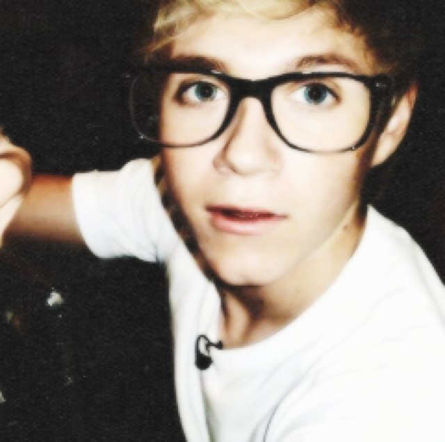 @badazzledstyles just gave u a free follow nd it would be nice if u followed her, ask for a fb i dont bite