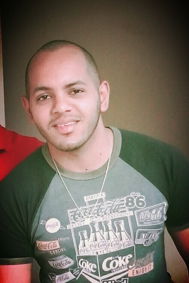 25 anos, Bacharel em Administração, e estudante de Direito.