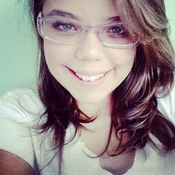 É são estranhos amores que nos fazem crescer e sorrir entre lágrimas.