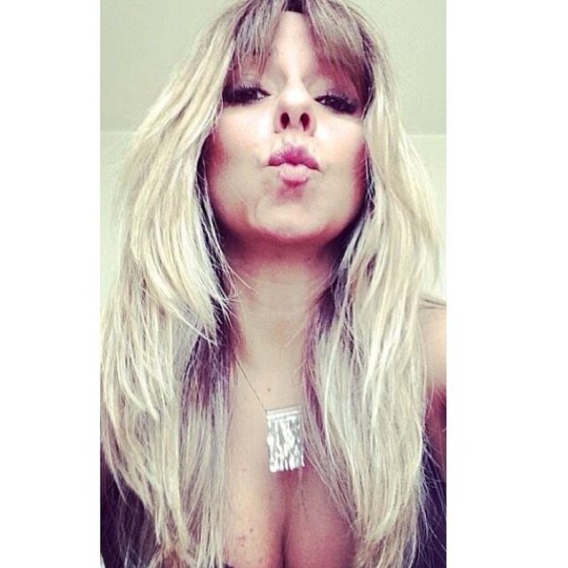 Ele me come com os olhos e lambe os dedos quando me folheia.