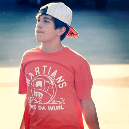 Sigue a @FlyWithCuthbert