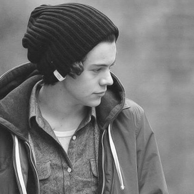 Please follow @imcrynarry she gave you this free follow and she has a 3k goal