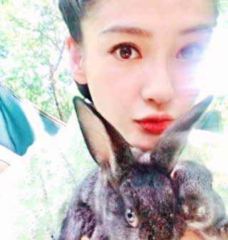 Hello ♫ I'm Yeung Wing popularly known by me star name Angelababy, is a model and actress from Hong Kong.♥ IG : Angelababyct ( っ '๐')づ Justbotnotreal.