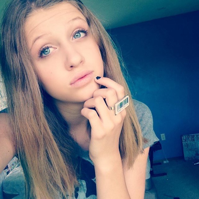 toxicdaydreams1's profile picture. im just a singer, and i post tumblr-like selfies  on instagram. IG: @toxicdaydreams