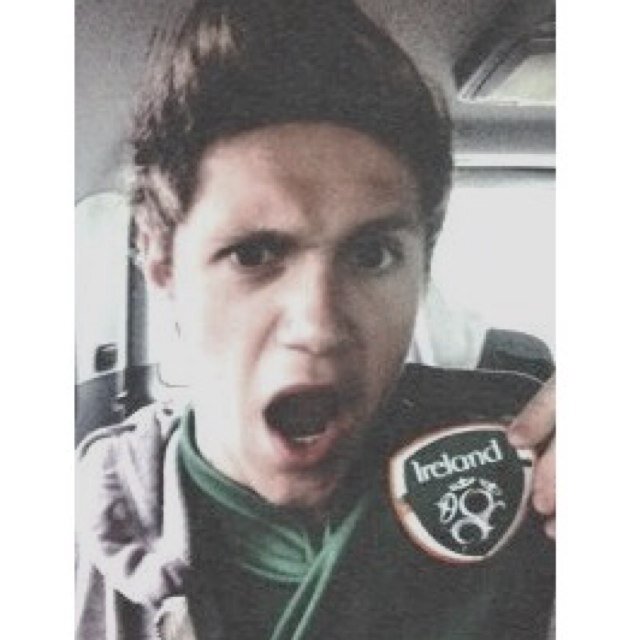 HELLOOO!!!! go follow @toxiniall thank you beauitful :D