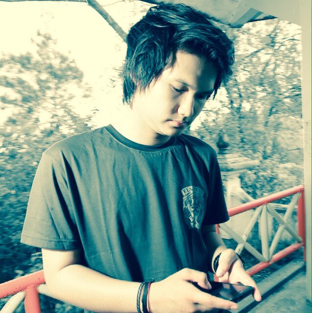felixwisnu_'s profile picture. less is more