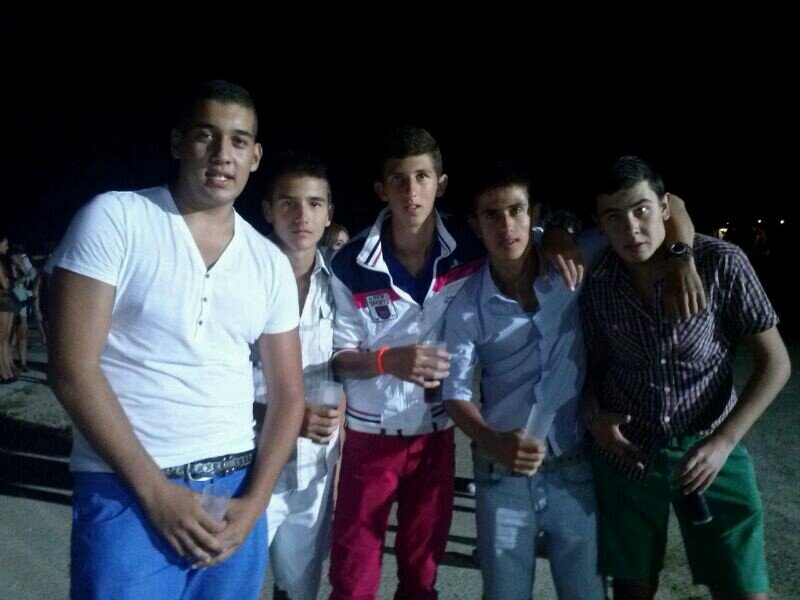 Pues vivo en Medina Sidonia , en mi tiempo libre me gusta estar con mi gente , tambien jugar al futbol y ir de fiesta :)