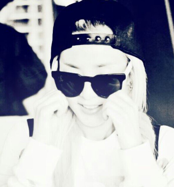 v :- @wearekingsrp 2ne1 sandara park