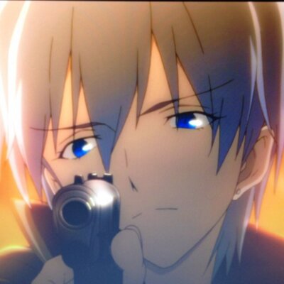 ナタリア カミンスキー Twitter वर 煙草をふかしながら 銃の手入れをし