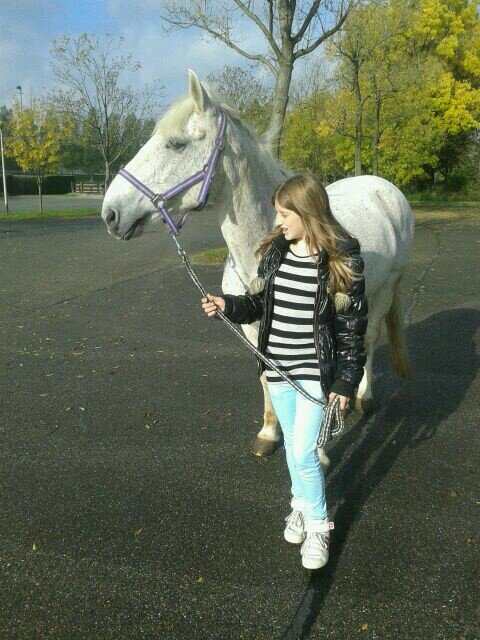 12 jaar,houd van dieren,zit op paardrijden,love samba spetter miep suca,minoes,love my friends