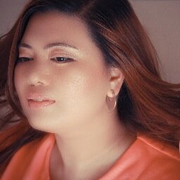 artsy craftsy...glutton..i shoot people  and stuff (with a camera).. i love to bake cookies..