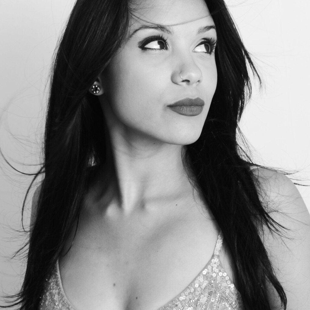 21 anos. Bem Leonina, menina, mandona, tatuada, sensível, louca.
Puro ecstasy!  ;)