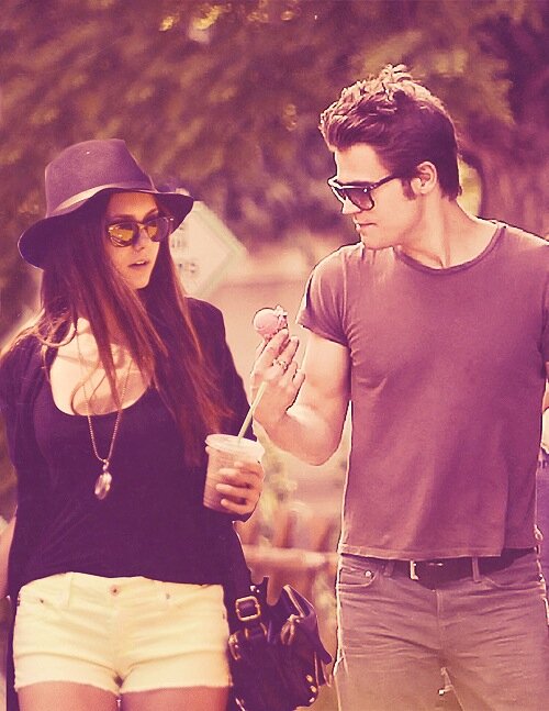 Its a free follow . Go follow @NayadeLg and I will follow back from my five accounts. TVD, TO, GLEE, PPL, GREY'S ANATOMY, OITNB AND MORE