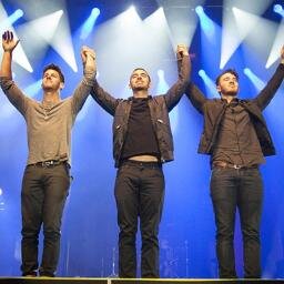 JONAS FAN 4EVER!! I love Jonas brothers and Demi lovato!
