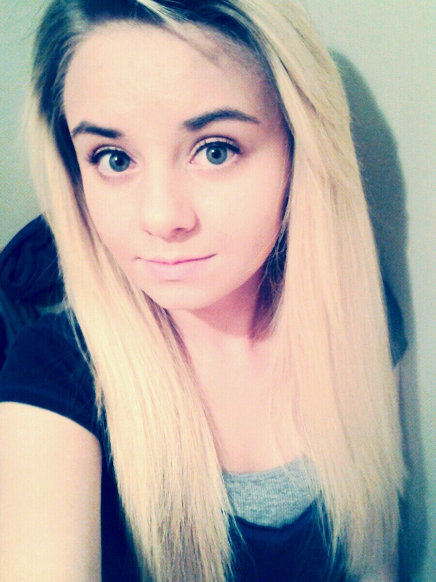 Hello I'm Ashley:) 17, I'm a Directioner , I love to draw & sing (:
