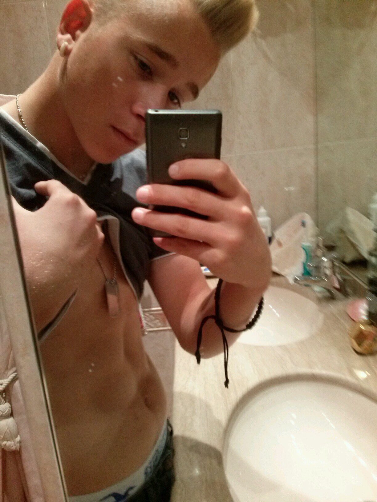 eres la razon de mis sonrisas y la unica que puede quitarmelas