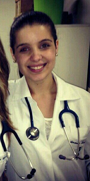 Gaúcha (tapense!), gremista, feliz, dona da risada mais escandalosa do mundo e estudante de Medicina.