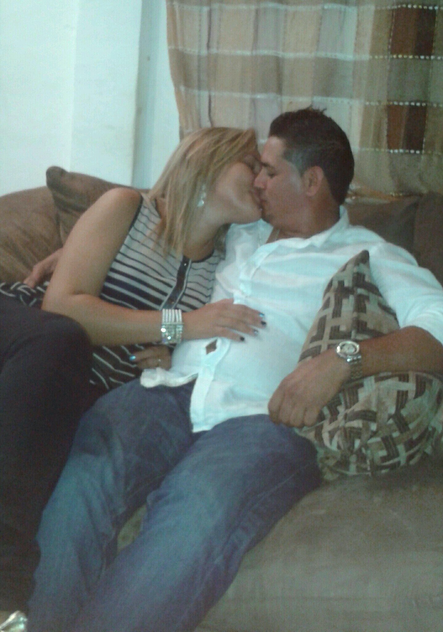 ABG, en estos momentos haciendo post-grado de gerencia tributaria... simpatica, sincera, cariñosa.... 
100% enamorada del amor...!!!