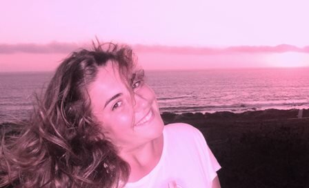 Eu sou uma rapariga de 16 anos , vivo no Porto. Foi uma pessoa até aos meus quinzes anos , mas agora com as voltas que a minha já deu tornei-me noutra pessoa .