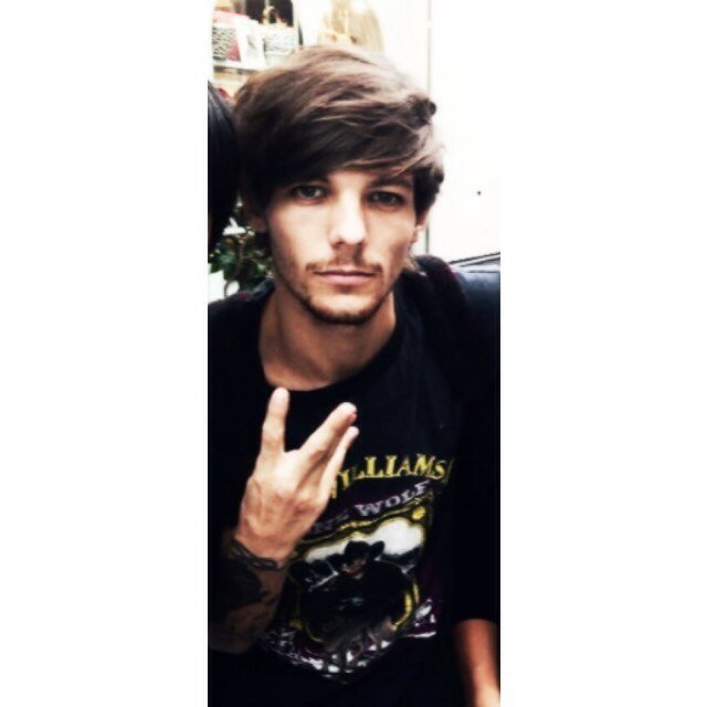 FOLLOW @ItsLouisCrewUK THANK YOU ILYSM ASK FOR A FB !