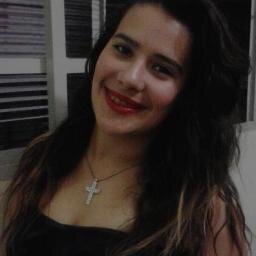 Bagunçeira, desastrada, atrapalhada, desorganizada, ciumenta, orgulhosa, irritante e palhaça. Sou tudo, menos perfeita.