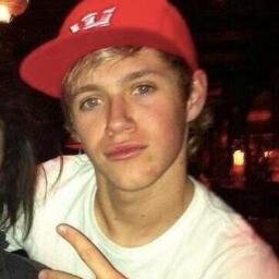// please follow @kneesocksniall she wants new mutuals //