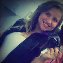 Nαo ligo que me olhem dα cαbeçα αos pés ..
porque nuncα fαrαo minhα cαbeçα
e nuncα chegαrαo αos meus pés!
