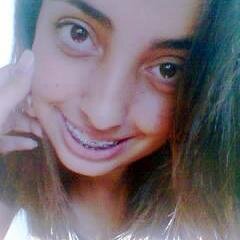 Troque as lagrimas por sorrisos, e se não achar motivos, seja o motivo.