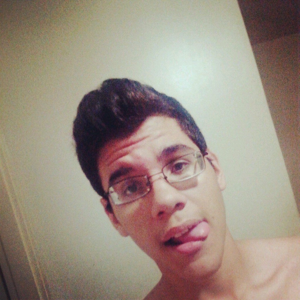 MileyCyrus, DemiLovato, TokioHotel,  AdamLambert, AvrilLavigne, McFly. ETC... São meus Idolos, e eu não tenho problema com isso. Por que você teria?