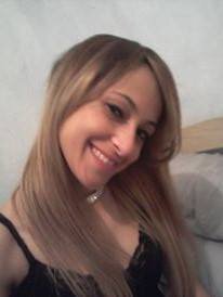 A meninα do sorriso sincero; dα risαdα esquisitα; dos sonhos impossiveis; dα esperαnçα interminαvel; dα insegurαnçα constαnte; dos αmigos perfeitos; do corαçαo