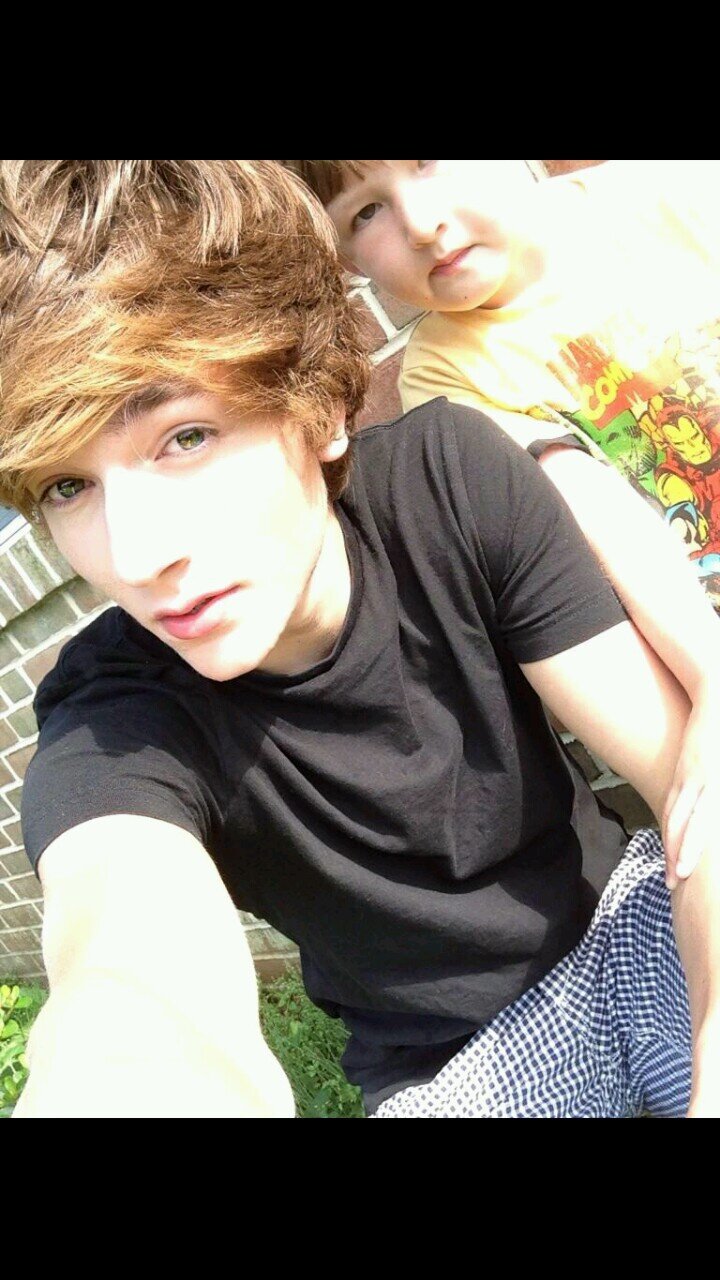 filling your feed with tumblr boys;)