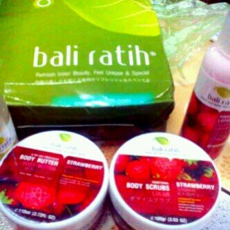 ada 16 varian aroma yg tahan lama + wangi !! paket 4 in cm 90k . scrub 22k,lotion 24k,butter 25k,mist 26k . for information 082233007212 ♥ happy shopping dear