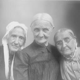 Bofeta, Bifostia y Bomburcia, a vuestro servicio. A una persona mayor NADIE la echa de su casa. Velamos por el Clan Ur y atravesamos muros cuando se tercia.