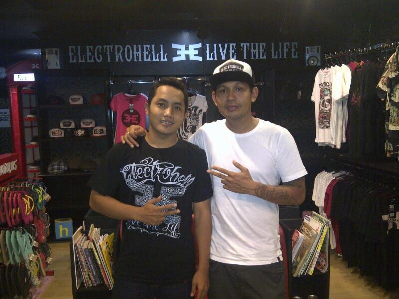 @d_galz ~ Resistance ~ 21 ~ Rock ~ Sukses . Amin