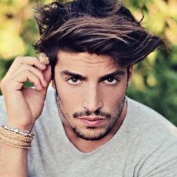 SÓLO TIENES QUE MENCIÓNARNOS CON TU FOTO Y SERÁ PUESTA AQUÍ EN @ModelSevillanos. Puedes ser chico o chica.
