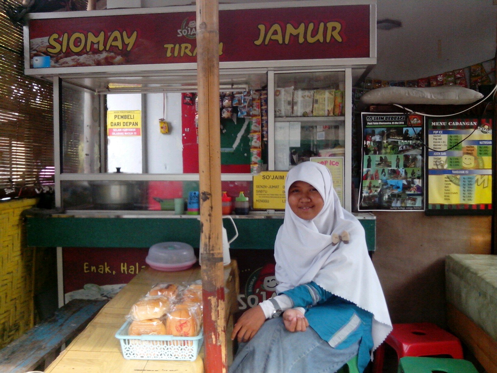 Udah, jalanin aja. Ada Dia yang selalu melihatmu :)