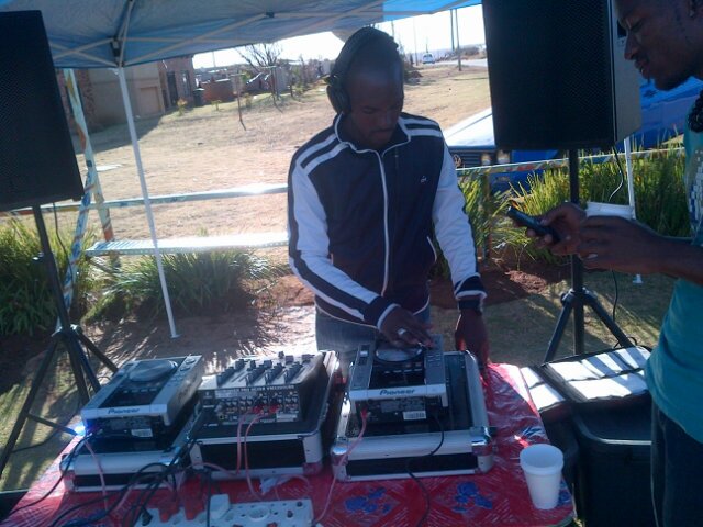 SekoMasombuka is a house dj and producer who specialises in deep-afro,deep-tech and commercial sounds.