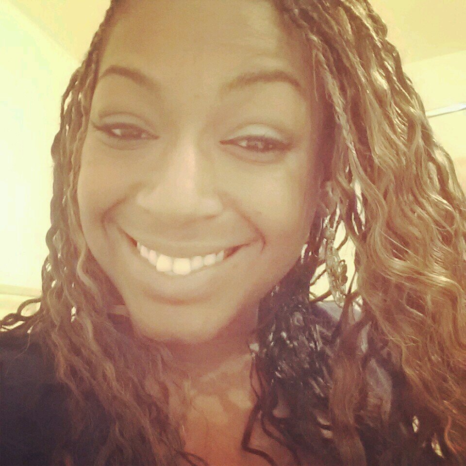 elachelle18's profile picture. 