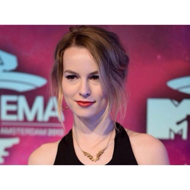 bridgit mendler || 21 || drogarsi || single || i'm okay, i'm not crazy...