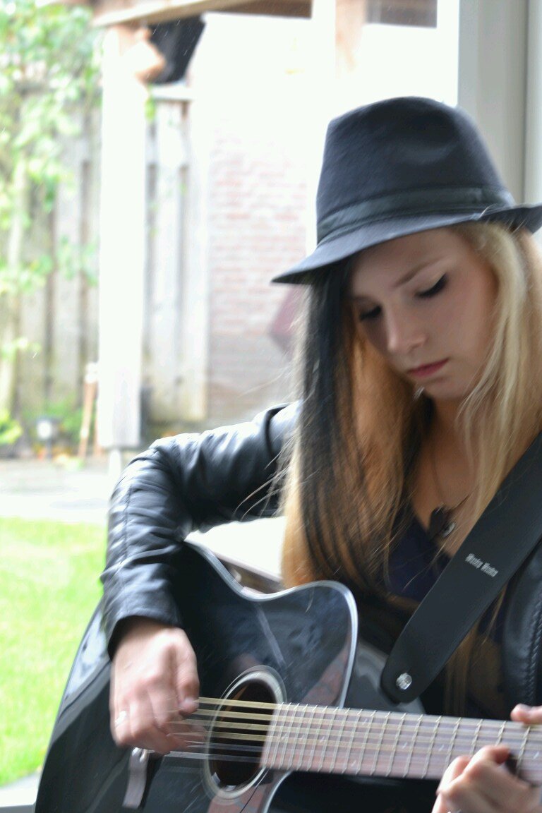 dans jij met mij dan dansen wij ons samen blij, alsof we zweven door de lucht de dromen dans op wolken! dus pak m'n hand en dans met mij ;{D