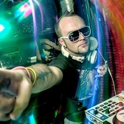 DJ Producer/Remixer, Dad, Loves making understanding warping retweaking music of any genre