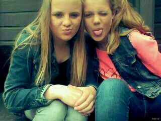 ik hou van je mopp, vriendinnetjes voor altijd !  xxxx @x_Liek_x