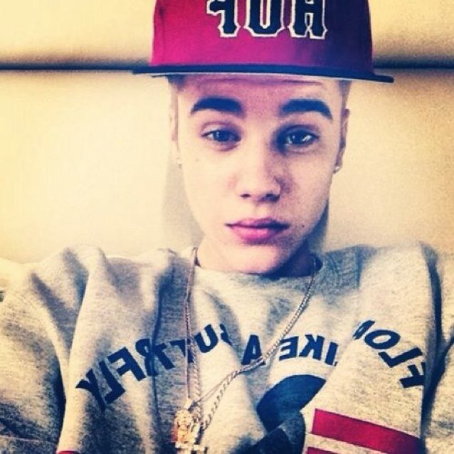 GO ON TO @niallporn's ACCOUNT AND RT HER LAST TWEET WE NEED JUSTIN TO SEE IT PLEASE